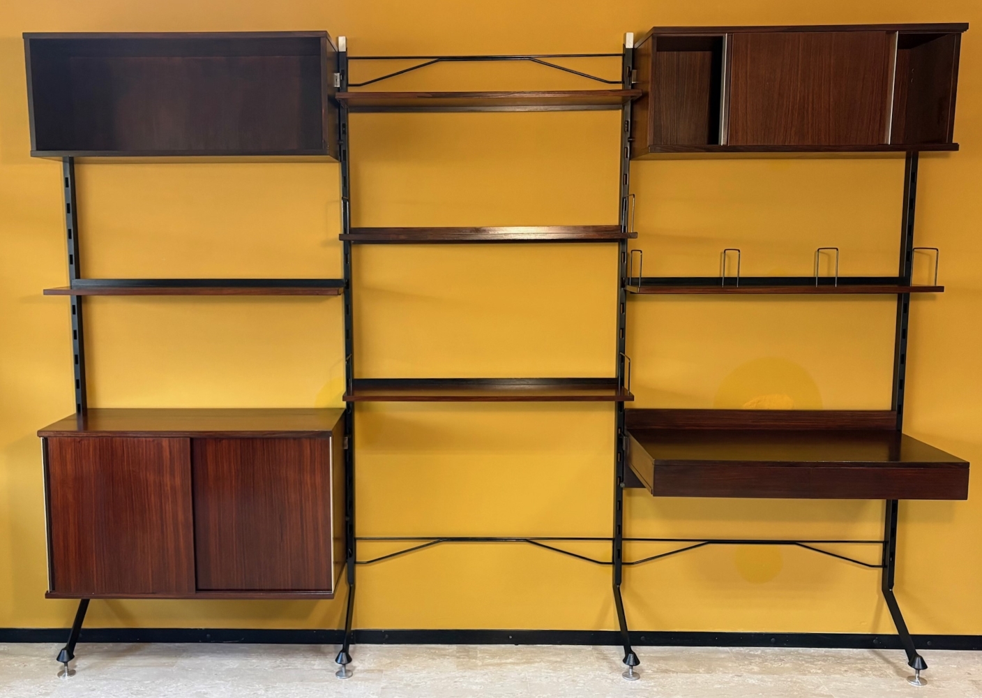 Libreria Urio con Elementi Modulari in Teak, disegnata da Ico & Luisa Parisi per MIM Roma, anni '60