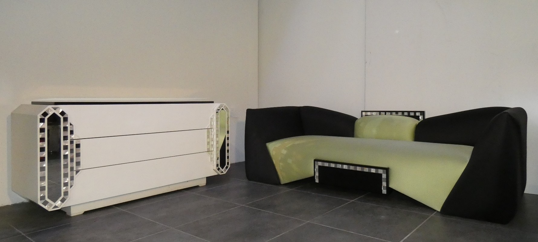 DIVANO E CASSETTIERA DI MANUEL DA COSTA PER ARPEX INTERNATIONAL, ITALIA ANNI '80 - immagine 2
