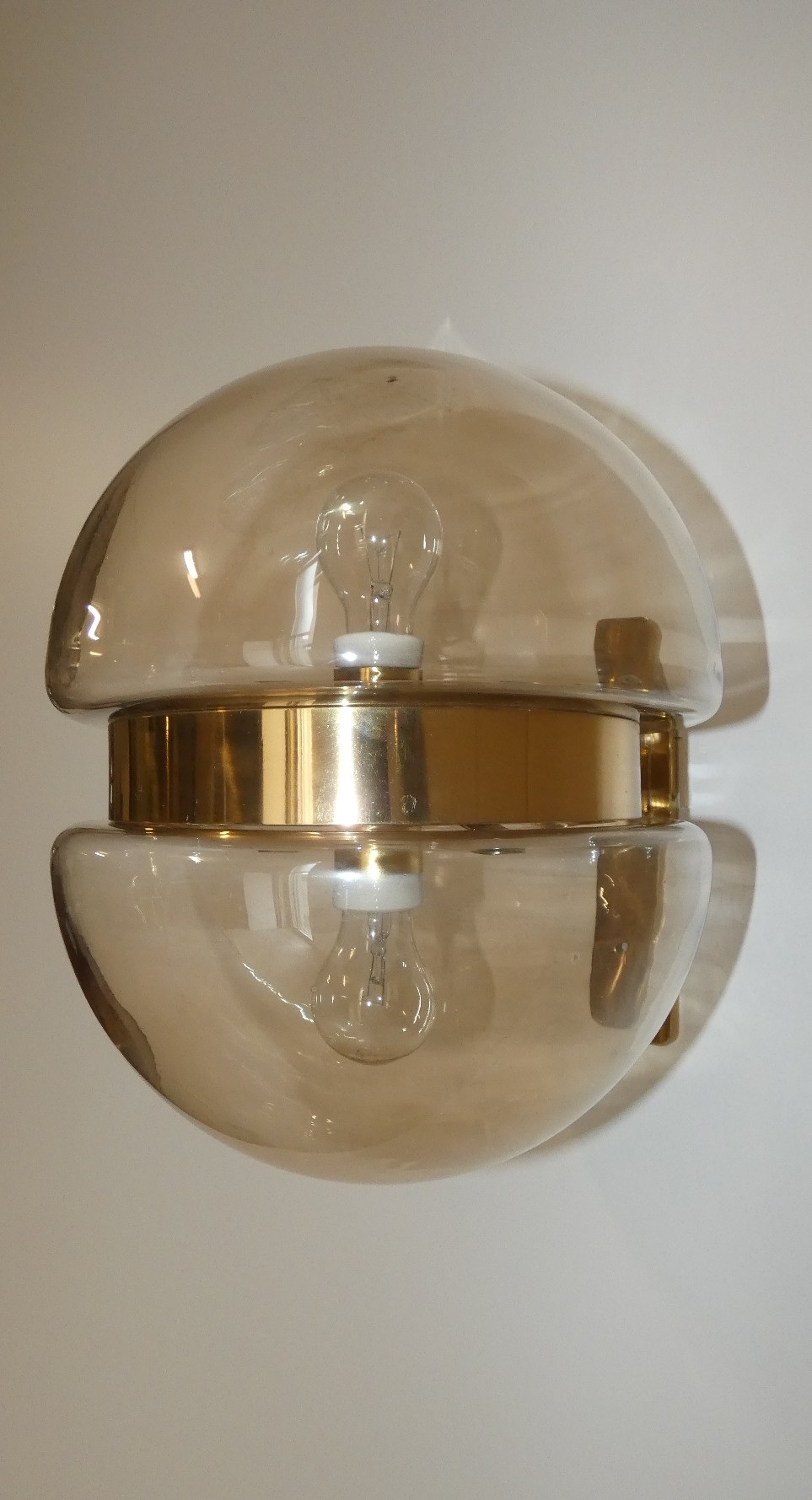 APPLIQUE A DOPPIA CALOTTA IN VETRO E OTTONE- ITALIA ANNI 60 - immagine 3