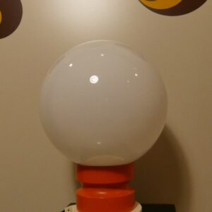 LAMPADA DA TAVOLO IN LEGNO ARANCIONE E VETRO OPALINO - ITALIA ANNI '70