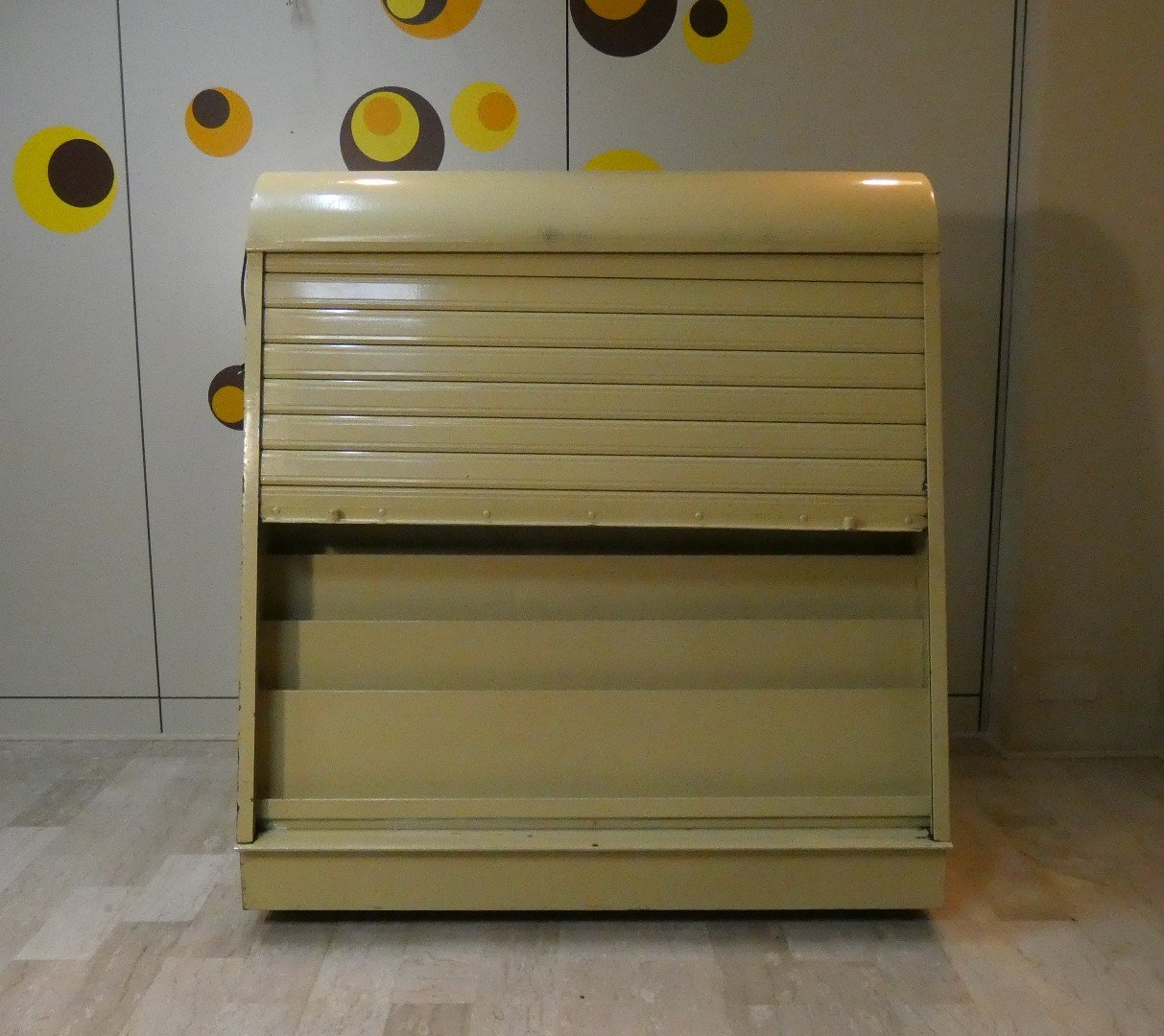 STORAGE/ESPOSITORE IN FERRO VERNICIATO CON CHIUSURA A SERRANDA, ITALIA ANNI '60 - immagine 2